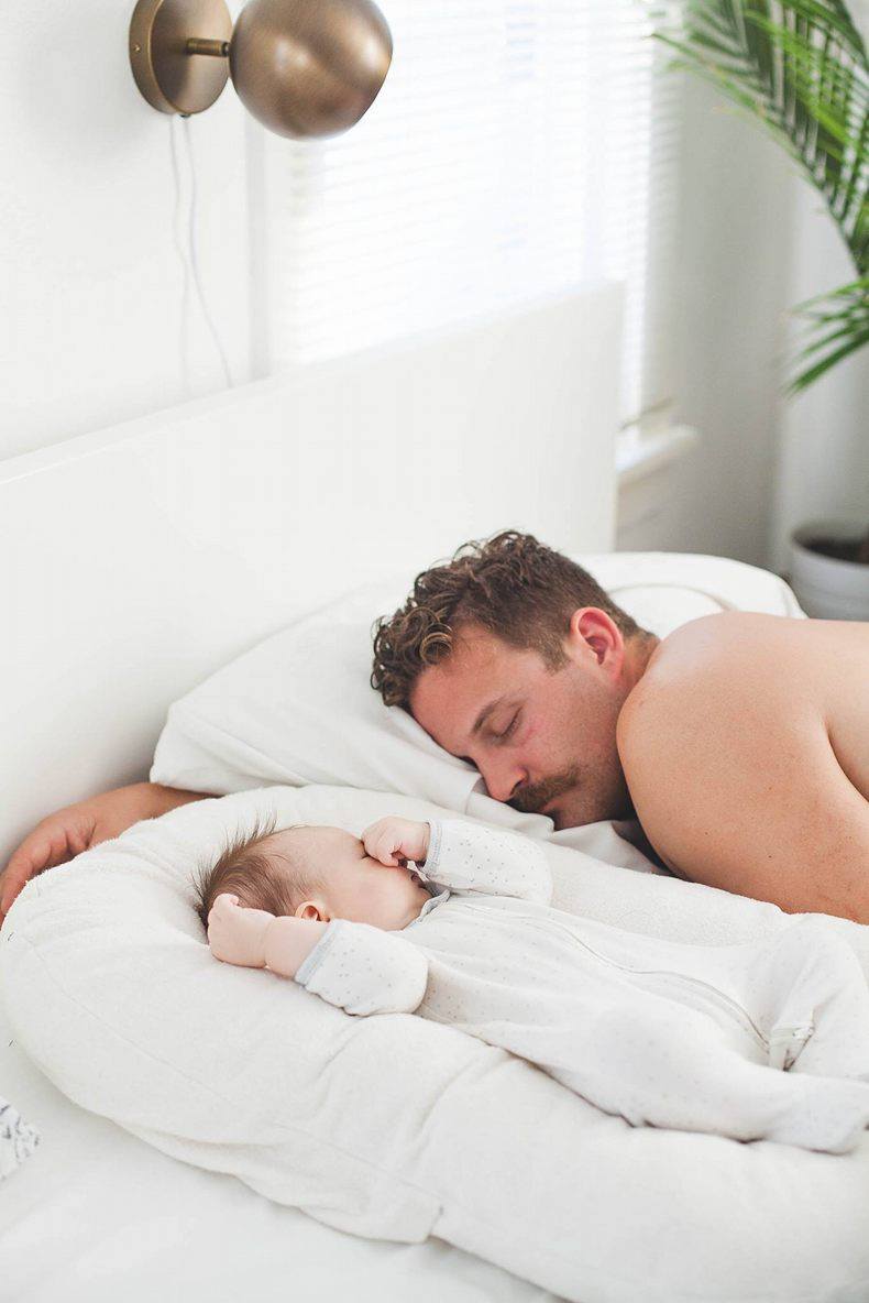 Новорожденному спать на боку или спине. Позы сна для новорожденных. Лучшие позы для сна новорожденного. Кровать для детей. Безопасная поза для сна новорожденного.